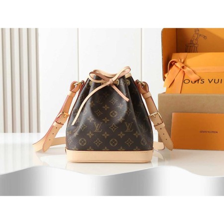 루이비통 노에 BB 숄더백