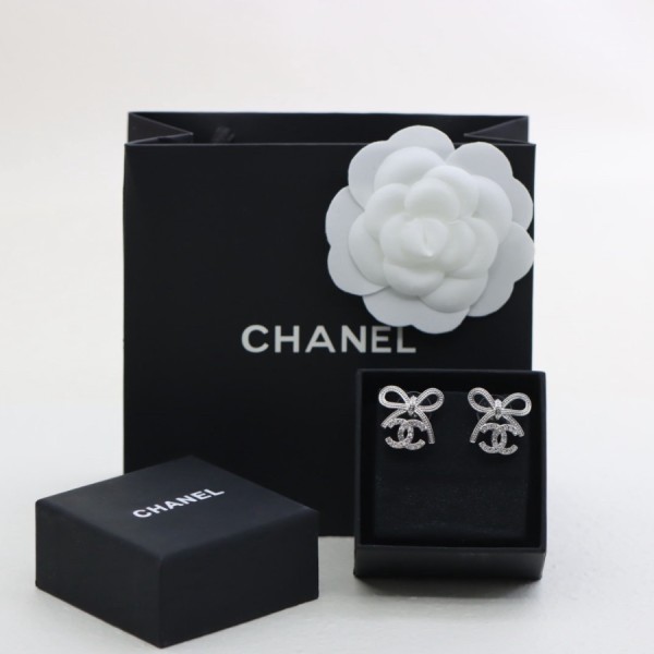 샤넬 리본 CC 로고 크리스탈 실버 귀걸이